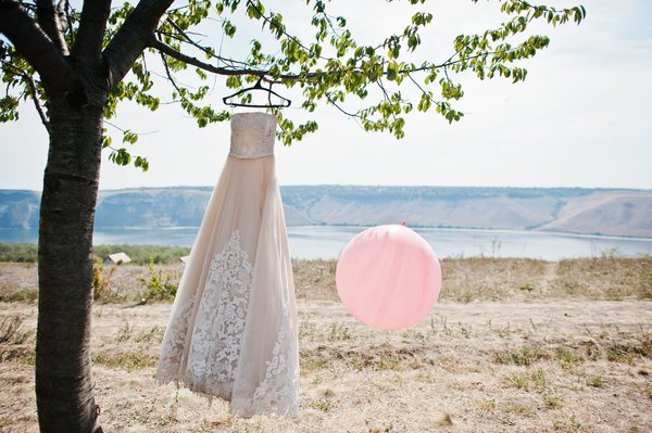 L'Élégance Champêtre : Les Tendances Incontournables de Robes pour une Mariée Bohème.