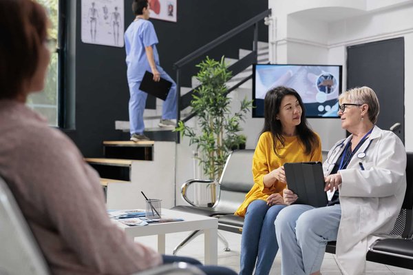 Quelles sont les écoles et les infrastructures de santé à proximité des quartiers résidentiels de Bordeaux ?